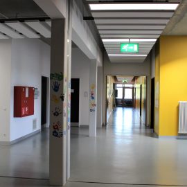 Leere Parkplätze bestimmen das Bild an der Wilhelm-Pfeffer-Schule in Rochlitz